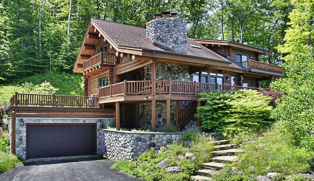 Stunning log home near Leland. Hot tub. A/C.