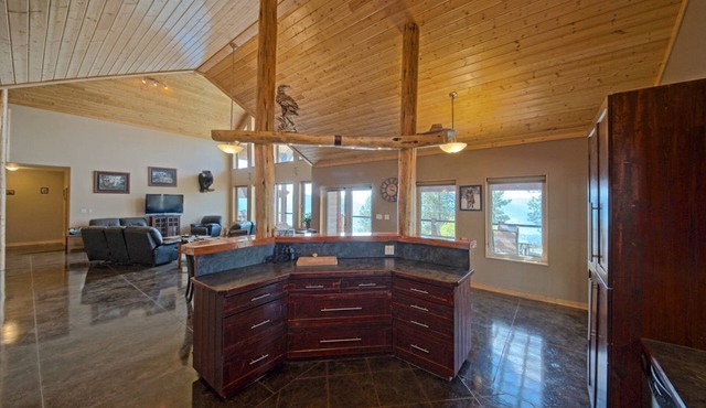 Stunning Post and Beam Home with the best views in the valley, wheelchair acc. in Penticton