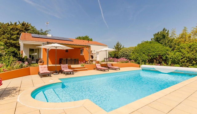 Stunning private villa for 8 guests with private pool, WIFI, TV, terrace and pets allowed