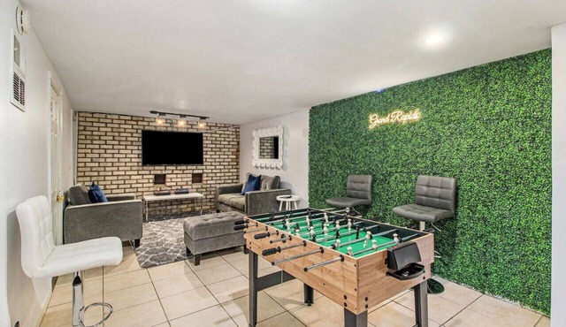 Stylish and comfortable home in downtown Grand Rapids- Gameroom and Huge Backyard
