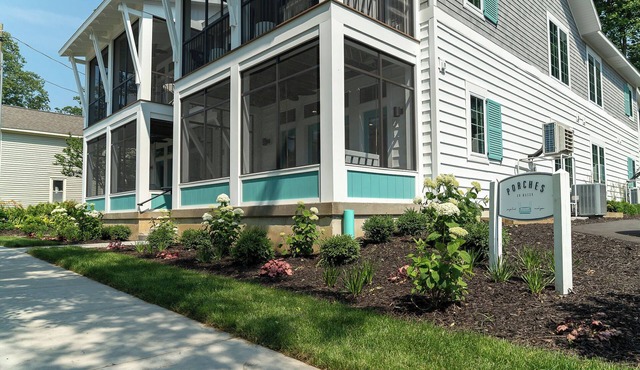 Suite #9, The Sunflower @ Porches On Mason Boutique Inn -Prime downtown location