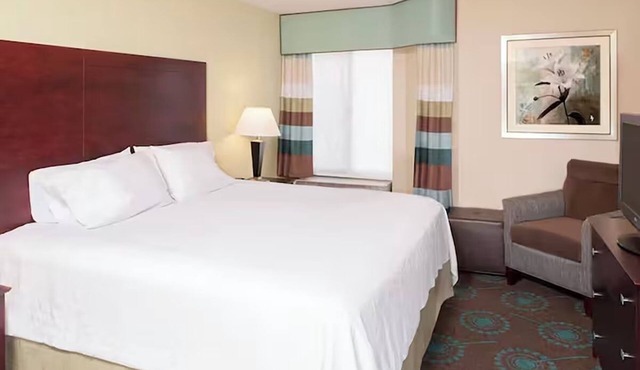Suite w/Full Kitchen & Free Breakfast – Ideal for Extended or Short Stays
