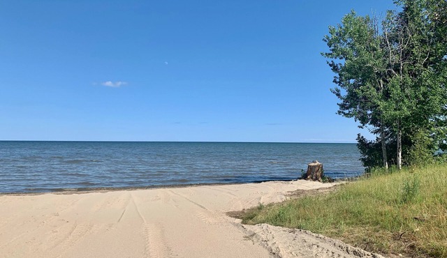 Sun Rise Shores. Private. Hot tub over looking Lake Michigan.