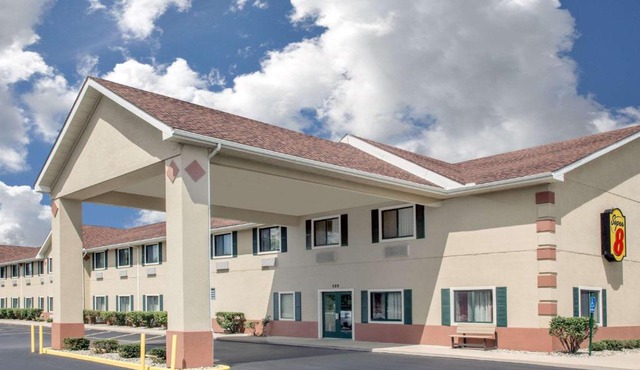 Super 8 by Wyndham Three Rivers
