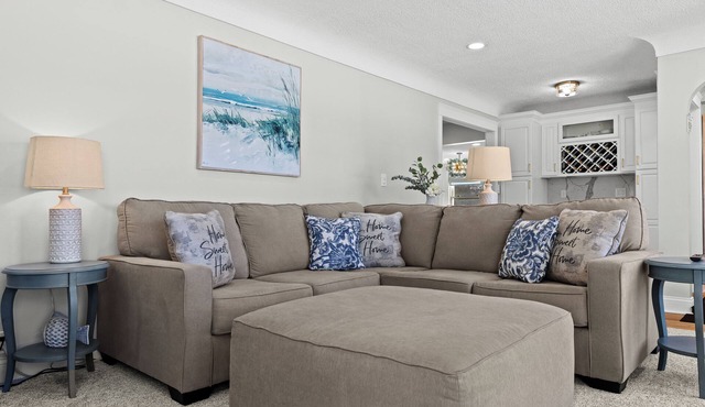 Tan Lake Oasis: Modern Lakefront w/Game Room, 2 min to Downtown Oxford