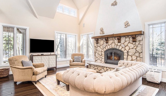 Tastefully-decorated high-end home with private pool, fast WiFi & on-site tennis