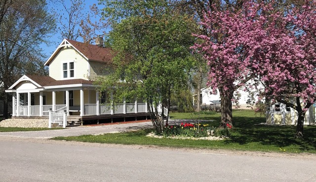 The Bay Breeze. Walk to downtown Elk Rapids & Lake MI Beaches. Near Torch Lake,