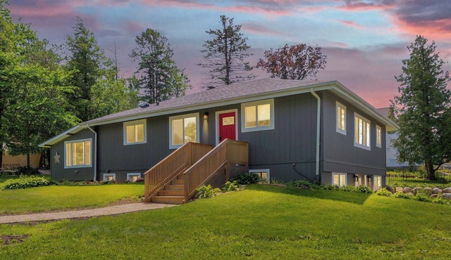 The Big Chill – Lake Geneva w/Grain Bin Gazebo, 5 Hole Mini Golf, Kayaks & More!