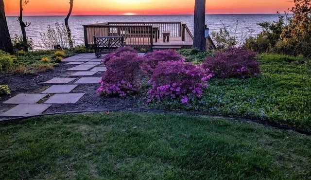 The Blue Heron on Lake Michigan, private beach, hot tub, indoor fireplace, and outdoor fire table. Fully stocked home including beach towels and chairs. Great house for summer vacations and NOTRE DAME game weekends.