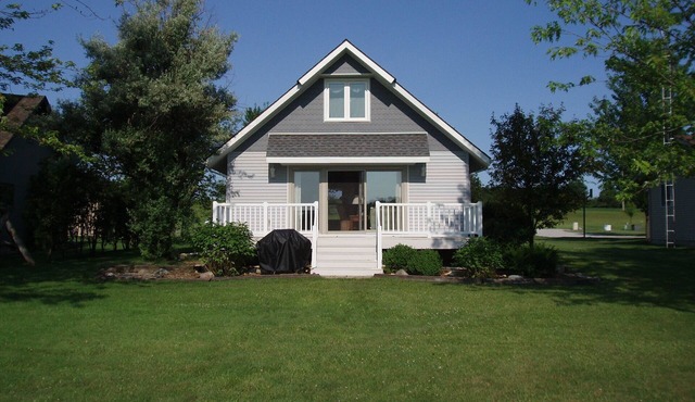 The Lake is Calling! Lakefront Cottage Rental on Clear Lake, Indiana