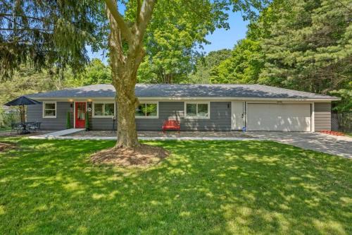 The Pines – Modern, Pet-Friendly Retreat Steps from Wedding Venue | Hot Tub & Bike Trail Access