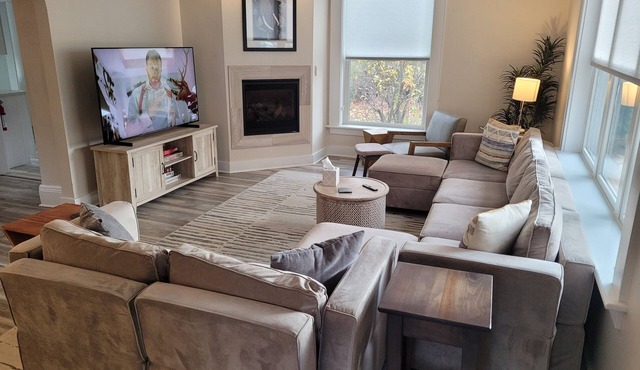 The Sundowner - Gorgeous Victorian Home Just 1 Block from Beach and Downtown!