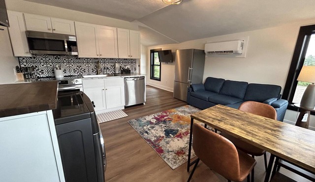 The Victorian Queen Getaway – Walkable, Washer/Dryer, Downtown Charm