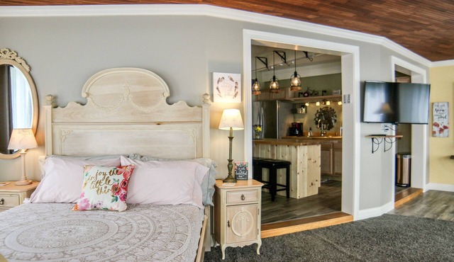 The Waterfall Suite Studio Apartment With Kitchen and Hot Tub!