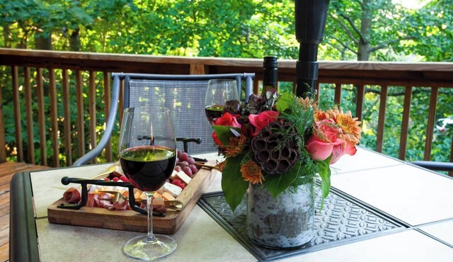 This cabin is a 2 bedroom(s), 1.5 bathrooms, located in Saugatuck, MI.