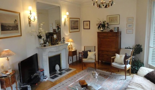 This nice flat, in Plaine-Monceau, is traditional and can comfortably accommodate 4 people