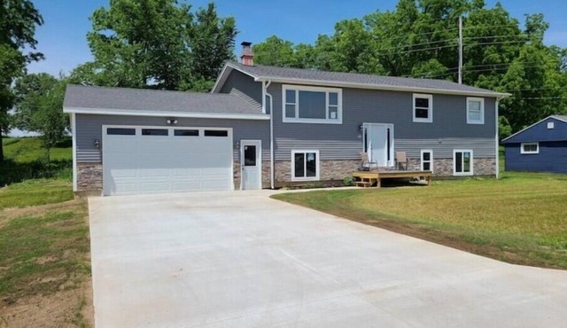 Three bedroom Lakehouse, free parking