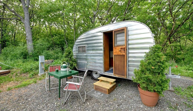 Three Cute Vintage Trailers on a Wonderful Site for a Fantastic Group Escape in Nature in Troy, Wisconsin