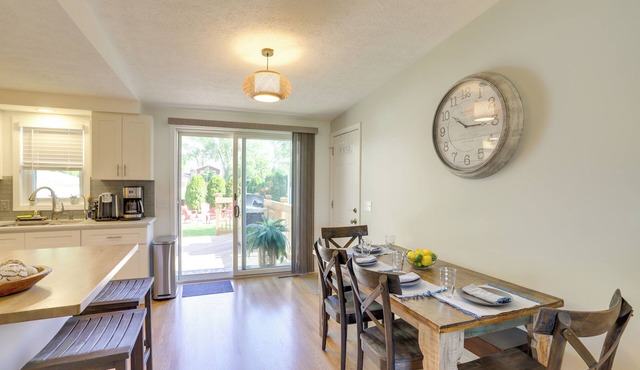 Three Oaks Home w/Guest House - 8 Mi to Beach!