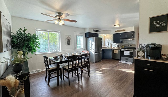 Tosa Boho Inn - Updated/3B1B-4Bed/Spacious Yard/Quiet Neighborhood/