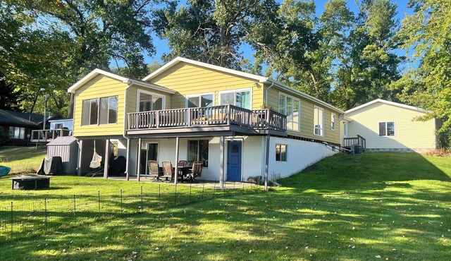 Tranquil 3-bedroom lake haven in lovely Paw Paw with WiFi, AC
