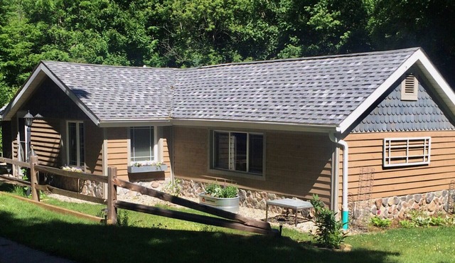 Tranquil and Spacious Cottage close to South Haven Beaches and Downtown