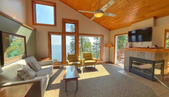 Tranquil Lakefront Upper 2BR Condo with Lake Superior Views in Lutsen