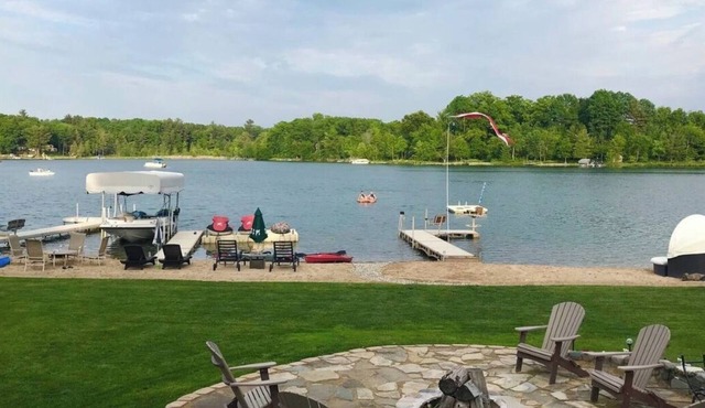 Tranquil Waters at Blue Lake - Tiki Loft, Hot Tub, Fire Pit, Outdoor Kitchen
