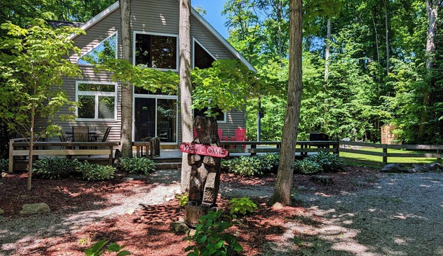Tranquil Woodsy Getaway in Leelanau Peninsula - Golf, Wineries, Hiking, Beaches!