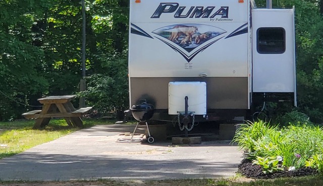 Travel trailer in a rustic setting, 1/4 mile from State Park Entrance