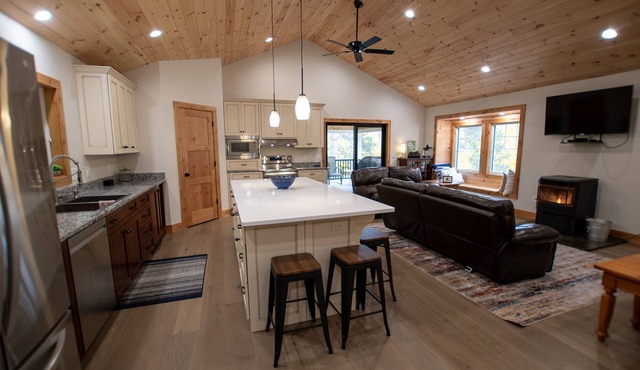 Tree Top Cottage on 15 wooded acres