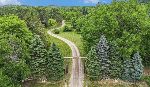 Trophy Timber Lodge | 90 acres | Sleeps 17