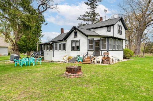 Twin Lakes Cottage: Walk to Elizabeth Lake!