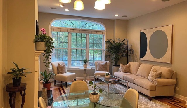 Ukrainian Village 3BR/3BA Private Patio, Parking