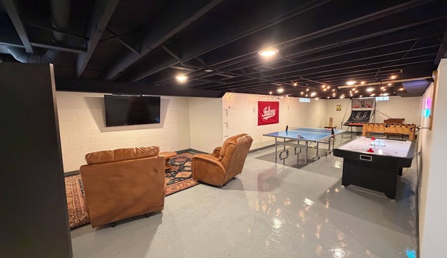 Ultimate family stay w/bunkbeds and game room,very quiet with fenced backyard.