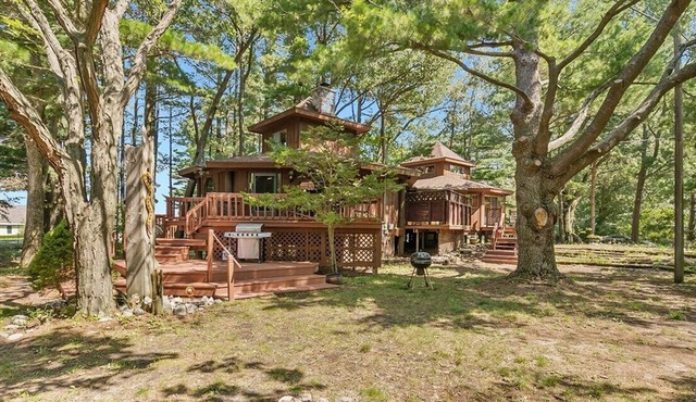 Unique, Silver Lake Tree House in popular beach town. It's one of a kind.