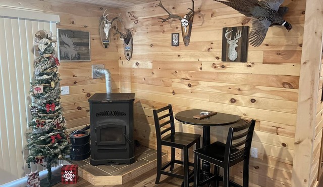 UP Riverfront Cabin with rustic charm & modern amenities. Great for families!