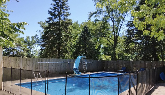 Updated 4 Bedroom Farm House, 14 Acres, Inground Swimming Pool, Nature Trails