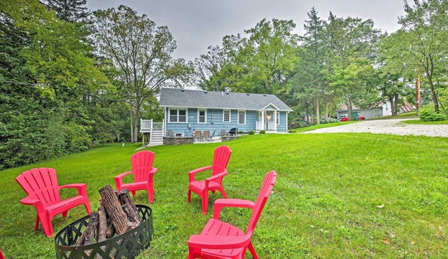 Updated Twin Lakes Cottage, Walk to Lake Mary