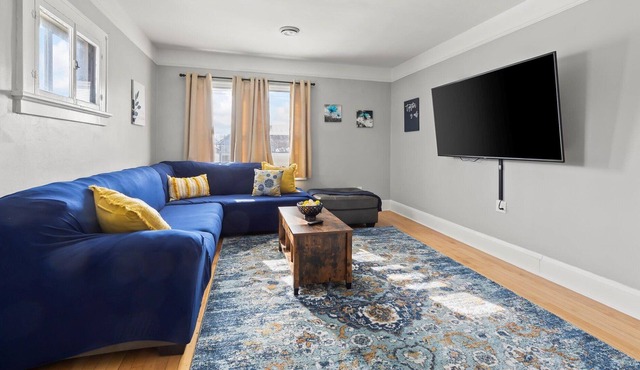Updated Upper 2Br, walking distance to Lake Michigan.