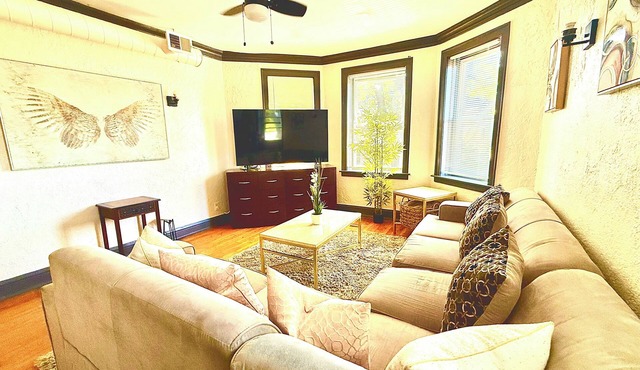 Upscale 1BR -Near Midway Airport - Free Parking & Fast CTA Access