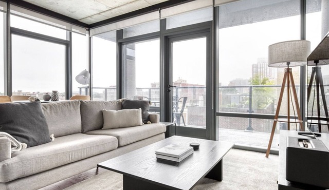 Upscale Lakeview 2BR w/Deck, Pool & Gym, nr Lincoln Park, by Blueground