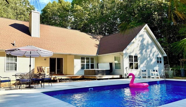 Upscale Wooded Retreat: Heated Pool Open 5/10, Hot tub, Fenced Yard & Game Room.
