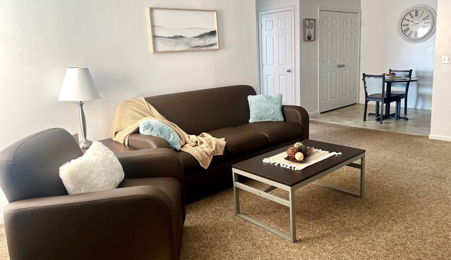 Upstairs 2-Bed 2-Bath Near CMU