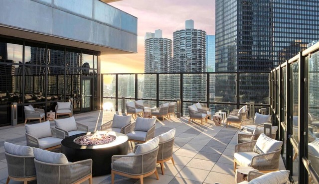 Vacation Starts Here! Near Chicago Riverwalk and The River Theater, Pets Allowed
