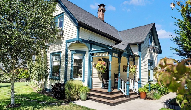 Victorian Secrets 1897 Home - Curious? Eclectic, convenient & ❤️ of wine country