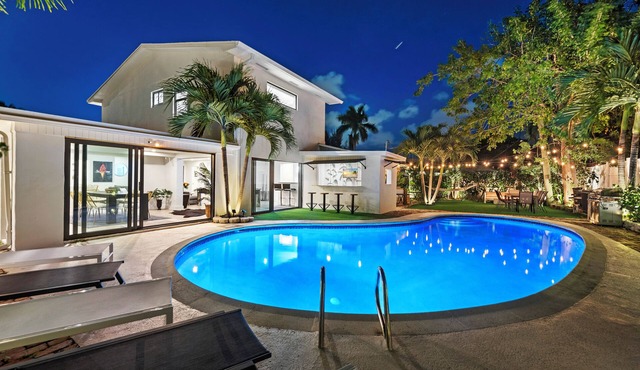 Villa Azur 8BR Outdoor Oasis with Poolside Bar