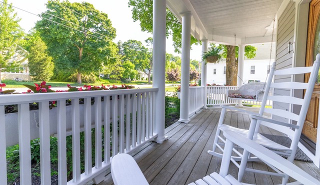 Villa East - Main Street! 4BDR 3.5BATH - Sleeps 10!