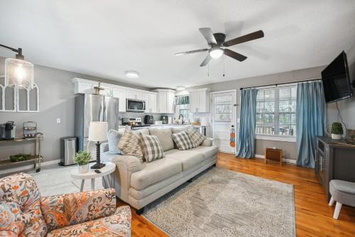 Vine Grove Home w/Deck, 4 Mi to Saunders Springs!