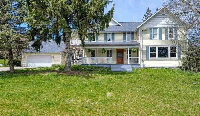 Vineyard Views House & Guest House, Suttons Bay - close to Traverse City, Leland